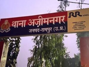 दुल्हन की विदाई हुई, रात में दर्द उठा और और उसने बेटी को जन्म दिया अजीमनगर में इस चौंकाने वाली घटना के बाद हड़कंप, पुलिस में शिकायत नहीं की गई रामपुर (उत्तर प्रदेश) । अजीमनगर थाना क्षेत्र के एक गांव में शादी के एक दिन बाद युवती के बच्ची को जन्म दिए जाने की घटना से इलाके में हड़कंप मच गया। पहली ही रात में नवजात के जन्म की खबर पूरे गांव और आसपास के क्षेत्र में तेजी से फैल गई, जिससे यह मामला चर्चा और कौतूहल का विषय बन गया। जानकारी के अनुसार, गांव की एक युवती का पड़ोस के गांव के एक युवक के साथ काफी समय से प्रेम प्रसंग चल रहा था। दोनों के परिजनों को इस संबंध की जानकारी थी और लगभग 6 माह पूर्व दोनों का रिश्ता भी तय कर दिया गया था। इसके बावजूद किसी कारणवश विवाह की औपचारिकता पूरी नहीं हो सकी। मंगेतर पर शादी के लिए दबाव शुक्रवार को युवती मुरसैना चौकी पहुंची, जहां उसने अपने मंगेतर पर शादी के लिए दबाव बनाया। इस दौरान मामला पुलिस तक पहुंच गया। सूचना मिलने पर दोनों पक्षों के परिजन चौकी पर पहुंचे। पुलिस की मौजूदगी में दोनों पक्षों के बीच बातचीत हुई, जिसके बाद आपसी सहमति से मामले को सुलझाने पर राजी बन गई। आपसी समझौते से विवाह करने का निर्णय शनिवार को गांव के गणमान्य लोगों की मौजूदगी में पंचायत का आयोजन किया गया। पंचायत में दोनों पक्षों ने आपसी समझौते से विवाह करने का निर्णय लिया। पंचायत के निर्णय के बाद शनिवार शाम करीब आठ बजे युवक अपनी मंगेतर को लेकर ससुराल से विदा कराकर अपने घर ले गया। बताया जा रहा है कि रात करीब 12 बजे युवती को अचानक पेट में तेज दर्द होने लगा। परिजन पहले कुछ समझ पाते, उससे पहले ही युवती की हालत बिगड़ने लगी। घबराए परिजनों ने तत्काल गांव के पास ही रहने वाली एक महिला चिकित्सक को बुलाया। प्राथमिक उपचार के दौरान कुछ ही देर में युवती ने एक बच्ची को जन्म दिया। सुबह होते-होते पूरे गांव में फैल गई नवजात के जन्म की सूचना मिलते ही परिवार के लोग सकते में आ गए। देर रात की यह खबर सुबह होते-होते पूरे गांव में फैल गई। अगले दिन सुबह युवती के घर के बाहर महिलाओं और बच्चों की भारी भीड़ जमा हो गई। हर कोई इस अप्रत्याशित घटना को लेकर तरह-तरह की चर्चाएं करता नजर आया। परिजनों के अनुसार, युवती और नवजात बच्ची दोनों की हालत सामान्य है। चिकित्सक द्वारा आवश्यक देखभाल की जा रही है। पुलिस में शिकायत दर्ज नहीं कराई गई फिलहाल किसी भी पक्ष की ओर से पुलिस में कोई शिकायत दर्ज नहीं कराई गई है। इस संबंध में स्थानीय लोगों का कहना है कि यह घटना सामाजिक दृष्टि से चौंकाने वाली है और गांव में लंबे समय तक चर्चा का विषय बनी रहेगी। वहीं पुलिस का कहना है कि जब तक कोई लिखित शिकायत प्राप्त नहीं होती, तब तक कोई कार्रवाई नहीं की जा रही है।