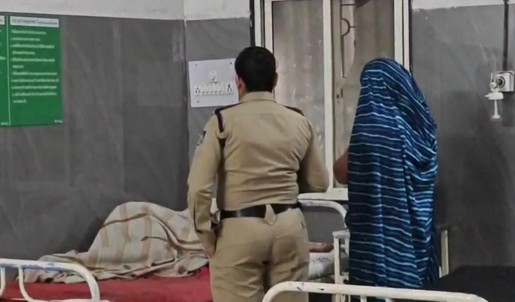 परीक्षा देने गई 10वीं की नाबालिग छात्रा ने शौचालय में बच्चे को जन्म दिया