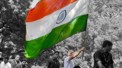 राहुल की गांधीगिरी: चुनाव आयोग के खिलाफ विपक्ष का मार्च
