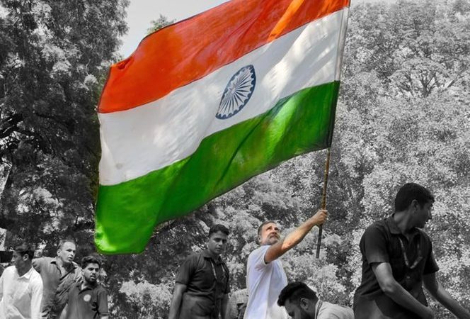 राहुल की गांधीगिरी: चुनाव आयोग के खिलाफ विपक्ष का मार्च