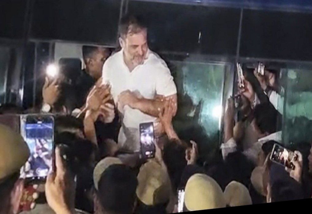 निर्वाचन आयोग पर 8 घंटे के धरने के मामले में राहुल गांधी को 10 सांसदों समेत बलपूर्वक हिरासत में लिया!