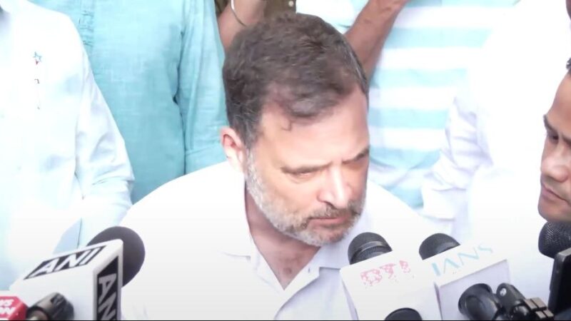 चुनाव आयोग के खिलाफ विपक्ष का प्रदर्शन जारी, राहुल बोले- मेरे खिलाफ 45 FIR हैं, चाहता हूं 100 हों।