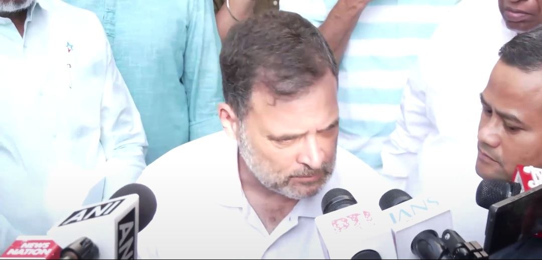 चुनाव आयोग के खिलाफ विपक्ष का प्रदर्शन जारी, राहुल बोले- मेरे खिलाफ 45 FIR हैं, चाहता हूं 100 हों।