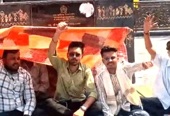 इंदौर में चौथे दिन भी 'जेन-ज़ी प्रोटेस्ट 2.0' जारी, चादर ओढ़कर बैठे युवा, सीईसी ज्ञानेश कुमार के इस्तीफे की मांग को लेकर हस्ताक्षर अभियान!