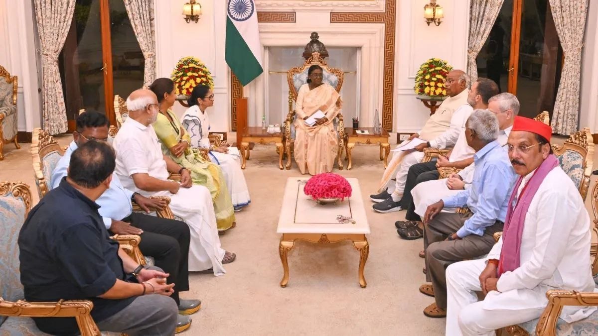 वोट चोरी’ पर विपक्ष का बड़ा दांव, राष्ट्रपति को ज्ञापन, ईवीएम की जगह मतपत्रों से चुनाव कराने की मांग!