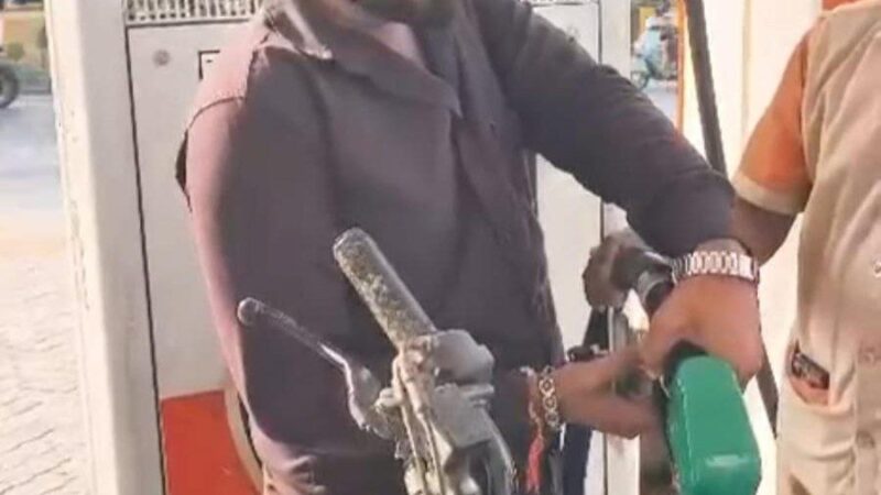 इंदौर में पेट्रोल पंप पर सेल्फ सर्विस शुरू, ग्राहक खुद भर सकेंगे पेट्रोल-डीजल