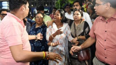 तेज बारिश और संकरी जगह होने से कोलकाता के पूजा पंडाल में मची भगदड़, 19 मौतों के बाद लोगों ने बताया कारण!