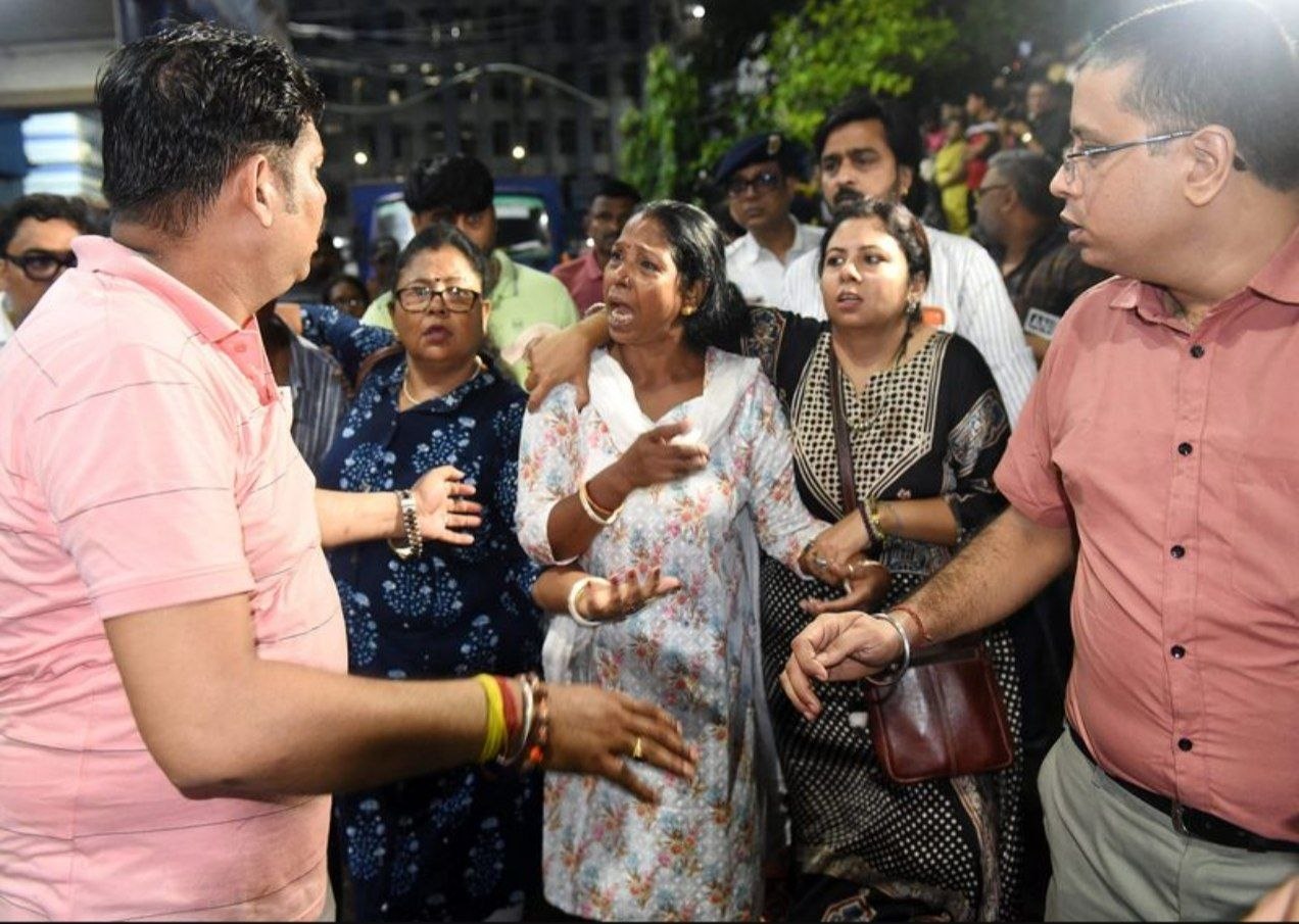 तेज बारिश और संकरी जगह होने से कोलकाता के पूजा पंडाल में मची भगदड़, 19 मौतों के बाद लोगों ने बताया कारण!
