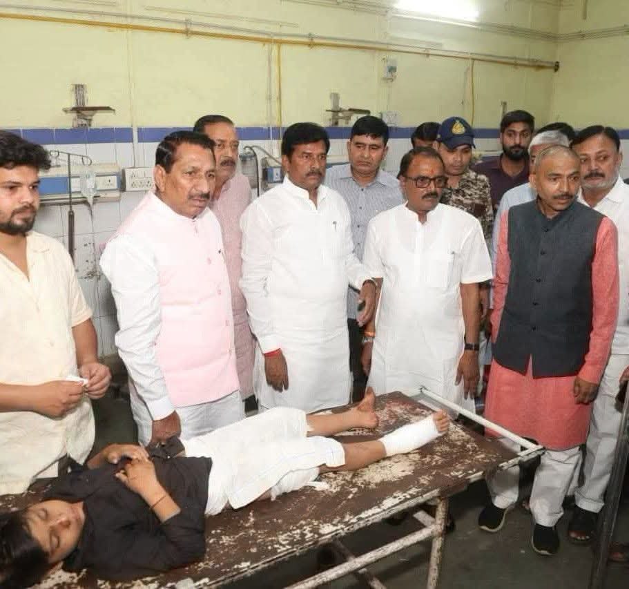 ग्वालियर हादसा: फोटो खिंचवाते रहे मंत्री, जंग लगे स्ट्रेचर पर घायल बच्चा नहीं आया नजर!