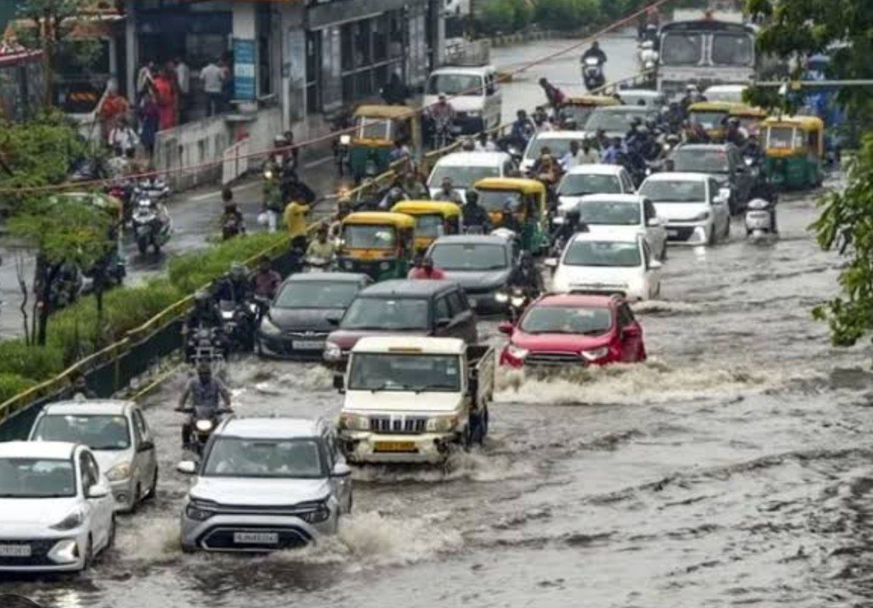 UP Weather Alert: 29-30 अक्टूबर को तेज बारिश, 60 किमी/घंटे की रफ्तार से चलेंगी हवाएं?