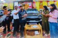 दिवाली पर बॉस का शानदार तोहफा, 4 कर्मचारियों को बिना भुगतान के मिली Kia Sonet कार