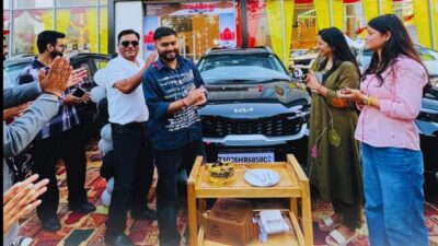 दिवाली पर बॉस का शानदार तोहफा, 4 कर्मचारियों को बिना भुगतान के मिली Kia Sonet कार